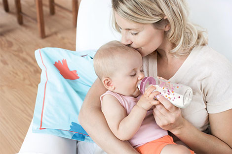 [Translate to czech:] breastfeeding or bottle?